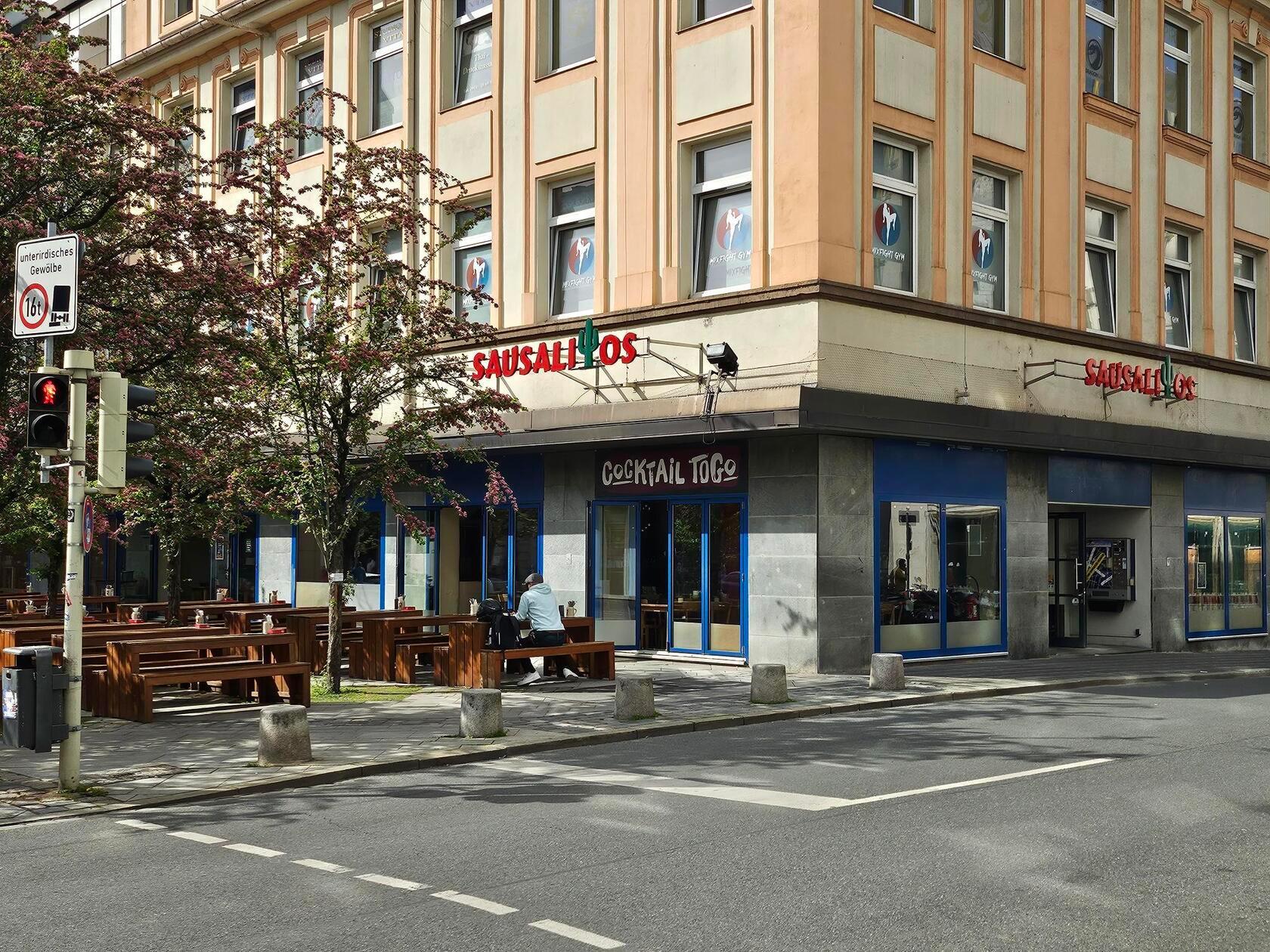 Seit Jahren an der Färberstraße 10 beheimatet: eine Filiale der Tex-Mex-Kette "Sausalitos". Hier gibt es Nachos, Quesadillas, Burritos, Tacos, Fajitas und Burger - eben "alles, was das Streetfood-Herz begehrt", so schreibt es das Restaurant auf seiner Homepage.