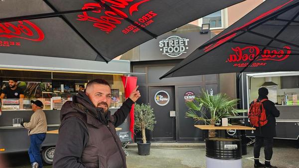 Noch mehr Streetfood gibt es direkt gegenüber bei der "Food Corner", die Turgay Kul seit einigen Monaten betreibt.