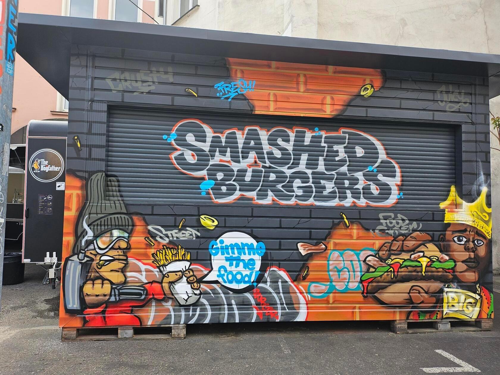 An fünf Foodtrucks und Ständen gibt es hier Smashburger, Hot Dogs, Pasta, tunesisches Streetfood und Lokmas, gefüllte arabische Teigbällchen.