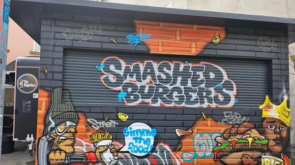 An fünf Foodtrucks und Ständen gibt es hier Smashburger, Hot Dogs, Pasta, tunesisches Streetfood und Lokmas, gefüllte arabische Teigbällchen.