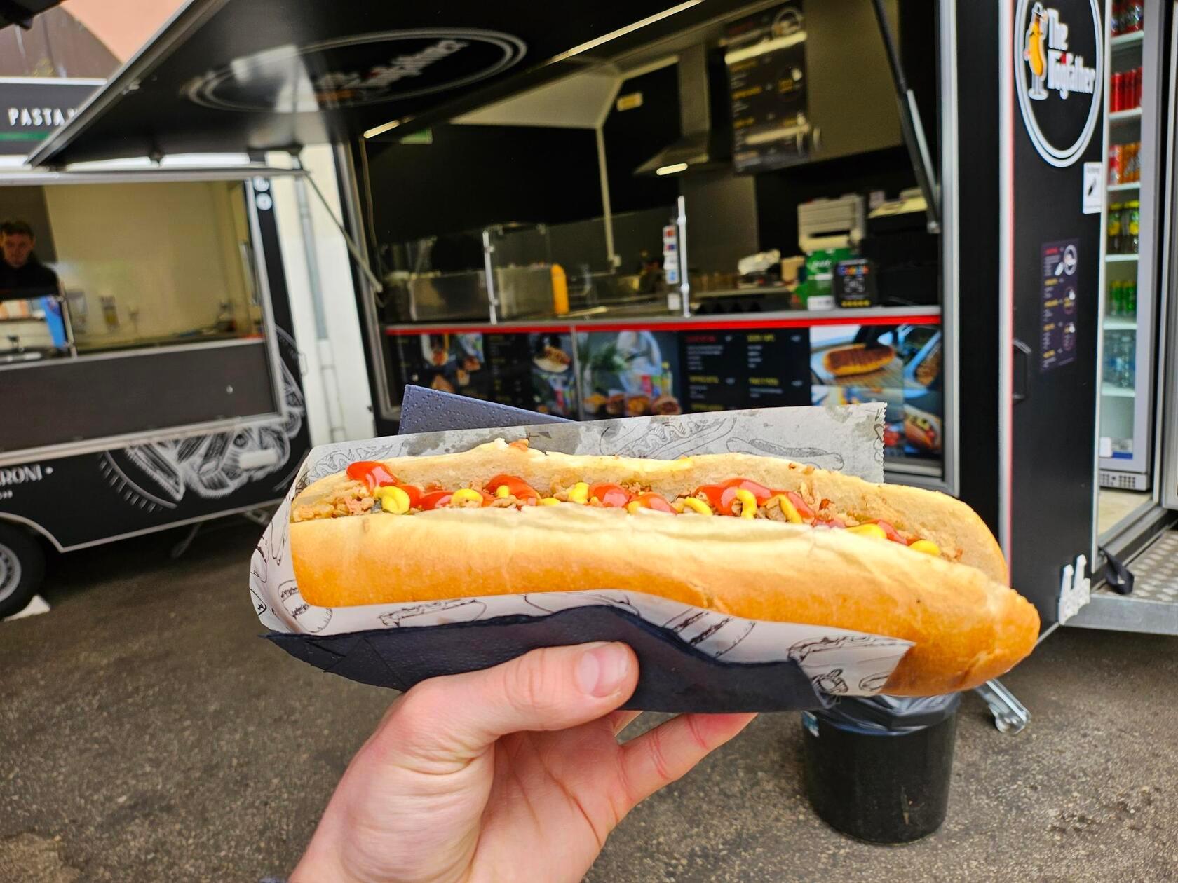 Das kulinarische Herzstück der "Food Corner": die Hot Dogs beim Foodtruck "The Dogfather". Schon vor einem Jahr meinte Betreiber Turgay Kul zu seiner Familie: "Ich werde den ganzen Parkplatz übernehmen. Ich mache hier Hot Dogs, die sonst keiner hat."