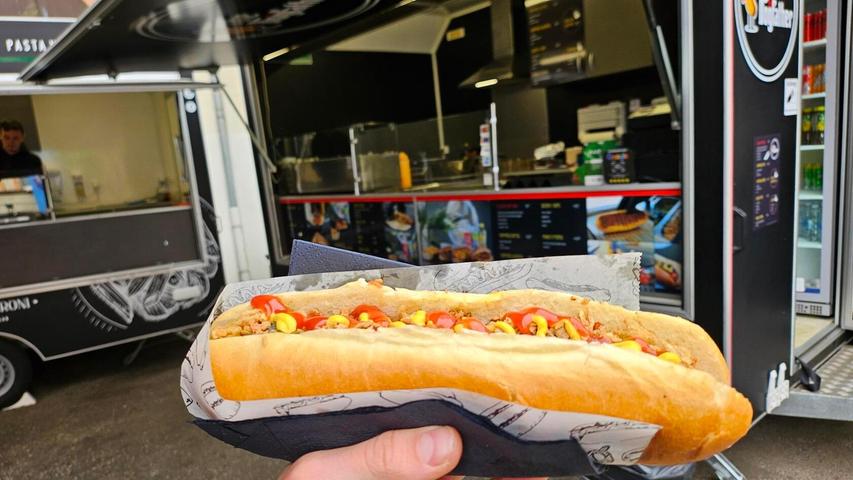 Das kulinarische Herzstück der "Food Corner": die Hot Dogs beim Foodtruck "The Dogfather". Schon vor einem Jahr meinte Betreiber Turgay Kul zu seiner Familie: "Ich werde den ganzen Parkplatz übernehmen. Ich mache hier Hot Dogs, die sonst keiner hat."