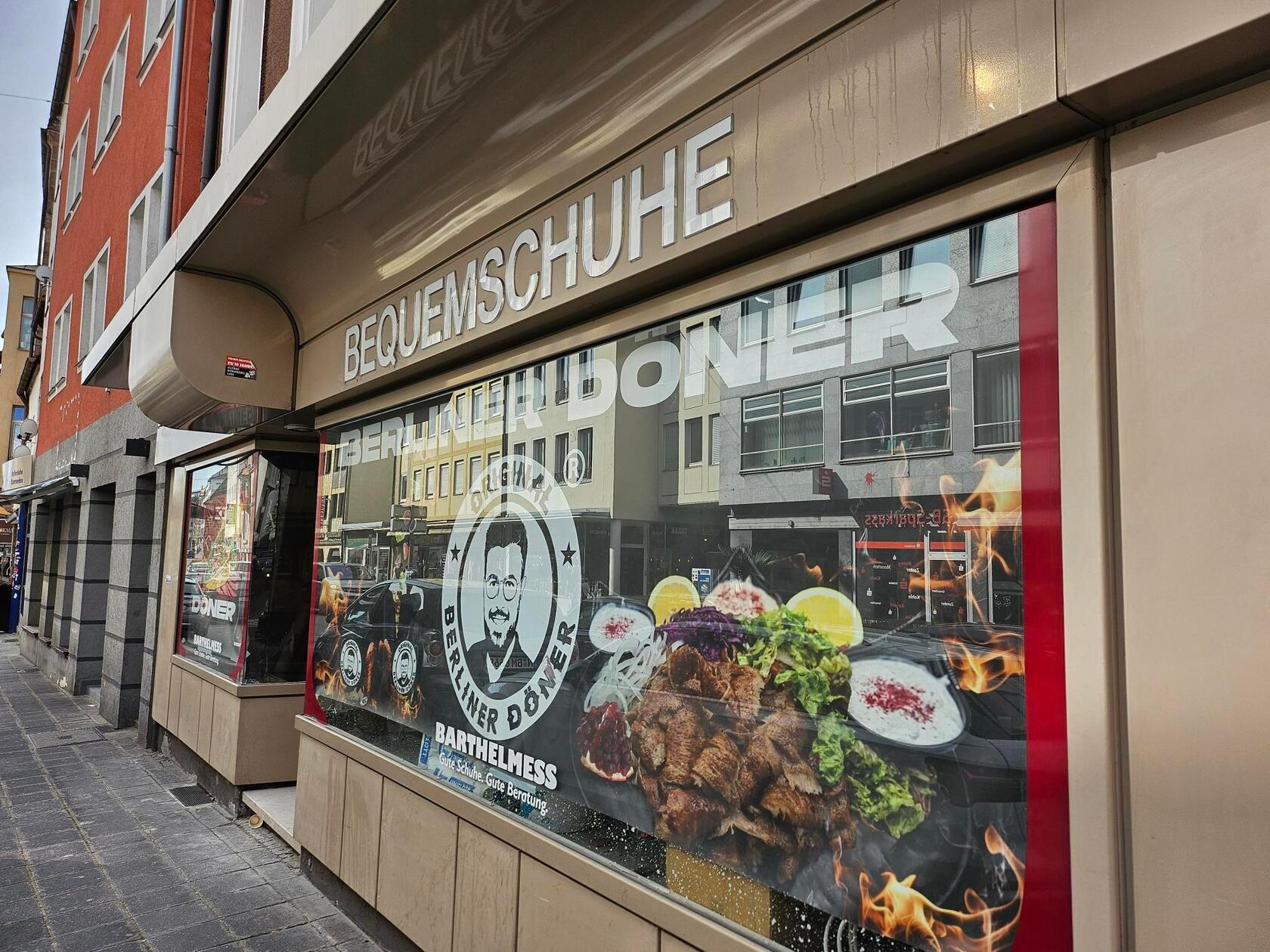 Auf eine weitere Neueröffnung in naher Zukunft darf sich die Färberstraße freuen: Bald soll hier an der Färberstraße 24 eine zweite Filiale des "Original Berliner Döners", der 2023 im großen Nordbayern-Voting als "Bester Döner Nürnbergs" ausgezeichnet wurde, öffnen. Zur Eröffnung plant Betreiber Hivar Saeeid Großes: Drei Tage lang soll es Döner für nur einen Cent geben. Die Lage an der Färberstraße sei optimal, da der Dönerladen damit gut erreichbar ist, sowohl für Menschen, die gerade in der Stadt unterwegs sind, als auch für die, die von außerhalb kommen und sich einfach nur schnell einen Döner holen möchten.