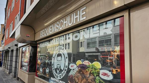 Auf eine weitere Neueröffnung in naher Zukunft darf sich die Färberstraße freuen: Bald soll hier an der Färberstraße 24 eine zweite Filiale des "Original Berliner Döners", der 2023 im großen Nordbayern-Voting als "Bester Döner Nürnbergs" ausgezeichnet wurde, öffnen. Zur Eröffnung plant Betreiber Hivar Saeeid Großes: Drei Tage lang soll es Döner für nur einen Cent geben. Die Lage an der Färberstraße sei optimal, da der Dönerladen damit gut erreichbar ist, sowohl für Menschen, die gerade in der Stadt unterwegs sind, als auch für die, die von außerhalb kommen und sich einfach nur schnell einen Döner holen möchten.