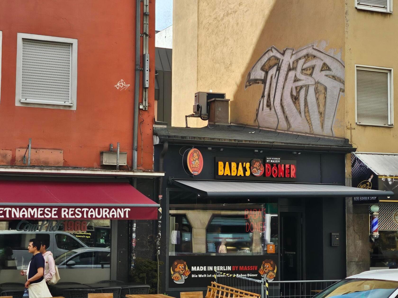 Prominenten Besuch in der Färberstraße gab es im Januar an der Färberstraße 40: Hier öffnete der Berliner Rapper Massiv "Baba's Döner", zur Eröffnung war er selbst vor Ort. Direkt nebenan befindet sich das beliebte Restaurant "Ramencado".