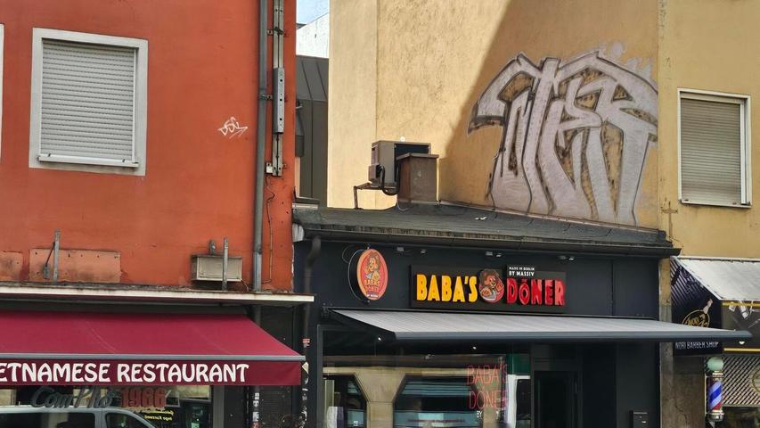 Prominenten Besuch in der Färberstraße gab es im Januar an der Färberstraße 40: Hier öffnete der Berliner Rapper Massiv "Baba's Döner", zur Eröffnung war er selbst vor Ort. Direkt nebenan befindet sich das beliebte Restaurant "Ramencado".