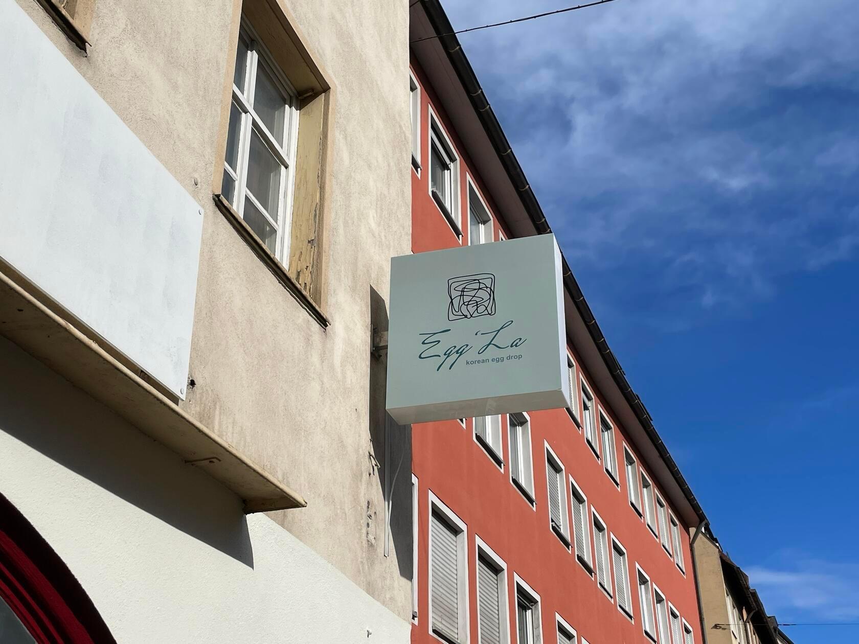 Ein Frühjahrs-Neuzugang an der Färberstraße 48 ist das "Café Egg'La" - ein Eckcafé, das das beliebte Trend-Food Egg-Drop-Sandwiches anbietet.