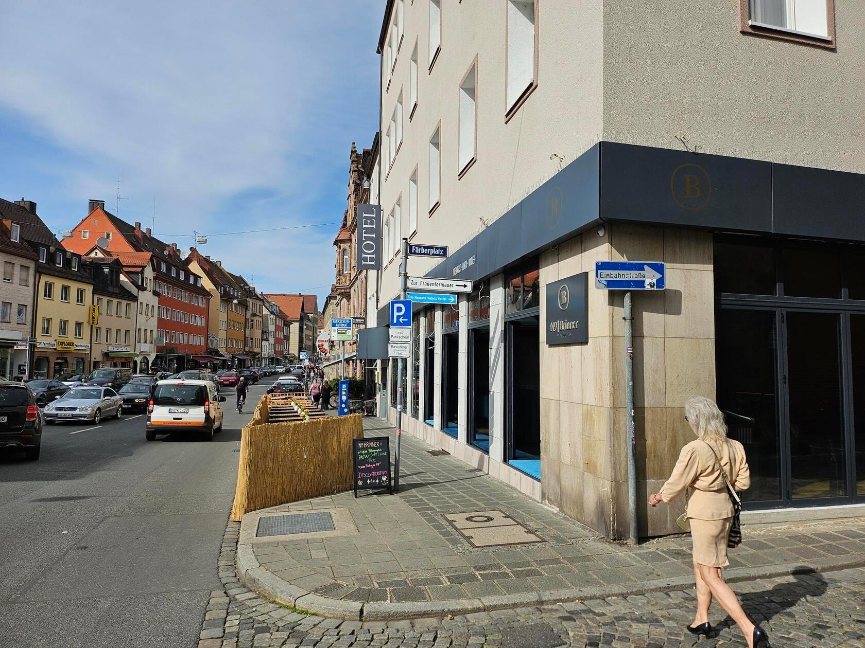 Seit Januar ist an der Färberstraße 45 das Restaurant "N9 Brinner" mit einem besonderen Konzept beheimatet: Frühstück den ganzen Tag und gehobenere Küche. Dazu lockt das Restaurant mit schicker, aber entspannter Lounge-Atmosphäre.