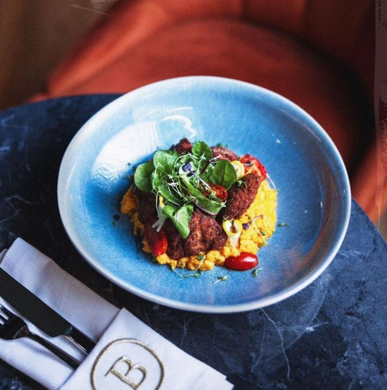 Auf der Abendkarte des Restaurants: Gebackenes Hähnchen mit Süßkartoffelpüree, Rosmarin, Zitrone und Kirschtomaten (23 Euro).