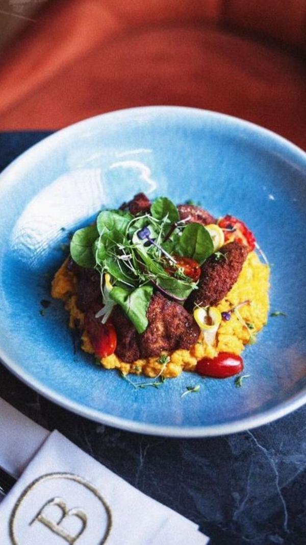 Auf der Abendkarte des Restaurants: Gebackenes Hähnchen mit Süßkartoffelpüree, Rosmarin, Zitrone und Kirschtomaten (23 Euro).