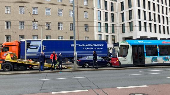 Unfall am Hauptbahnhof Nürnberg: Auto kollidiert mit Straßenbahn