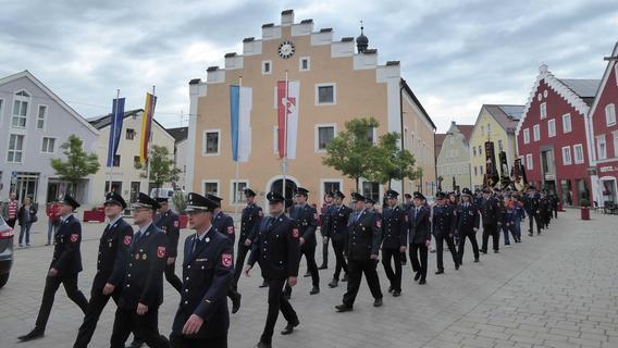 Zum Florianstag formierten sich die Feuerwehren zum Kirchenzug