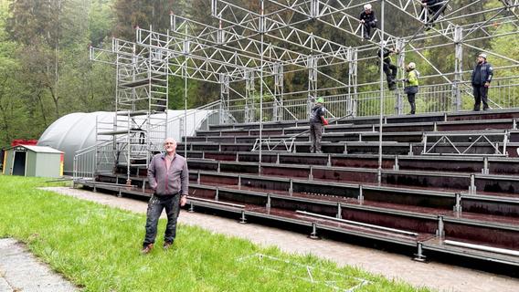 In Pottenstein steht jetzt schon eine größere Tribüne für die Faust-Festspiele