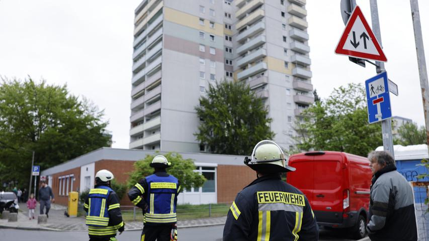 Nach Angaben der Feuerwehr brachen die Flammen in einer Wohnung im vierten Stockwerk eines vierzehnstöckigen Hochhauses in der Wolfringstraße in Fürth-Poppenreuth aus. Anrufer hätten der Leitstelle berichtet, dass das Feuer drohte, auf das nächste Stockwerk überzugreifen.