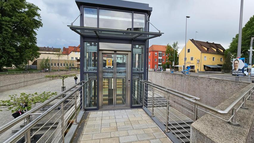 Der ewige Defekt: Warum die Stadt Neumarkt den Aufzug am Unteren Tor nicht zum Fahren bringt