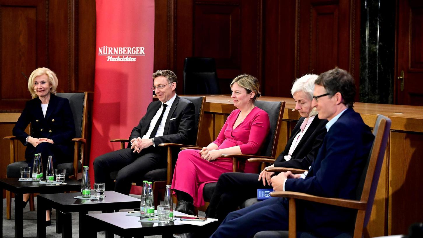 Diskutierten über die Zukunft der Demokratie: Julia Lehner, Christoph Safferling, Katharina Schulze, Ursula Münch und Michael Husarek (von links).