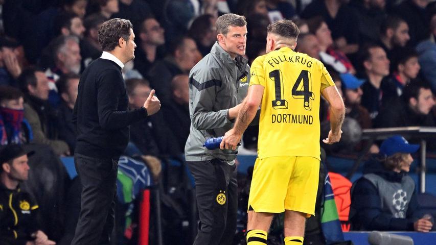Dortmunds Trainer Edin Terzic (l) und Co-Trainer Sven Bender (M) geben Stürmer Niclas Füllkrug Anweisungen.