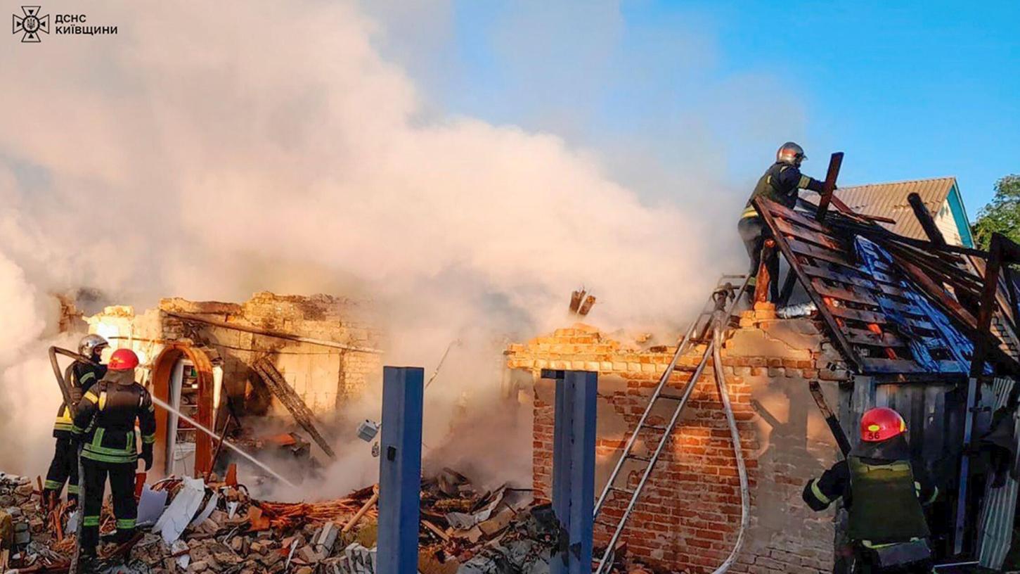 Rettungskräfte sind nach einem russischen Raketenangriff in der Region Kiew an einem beschädigten Gebäude im Einsatz.