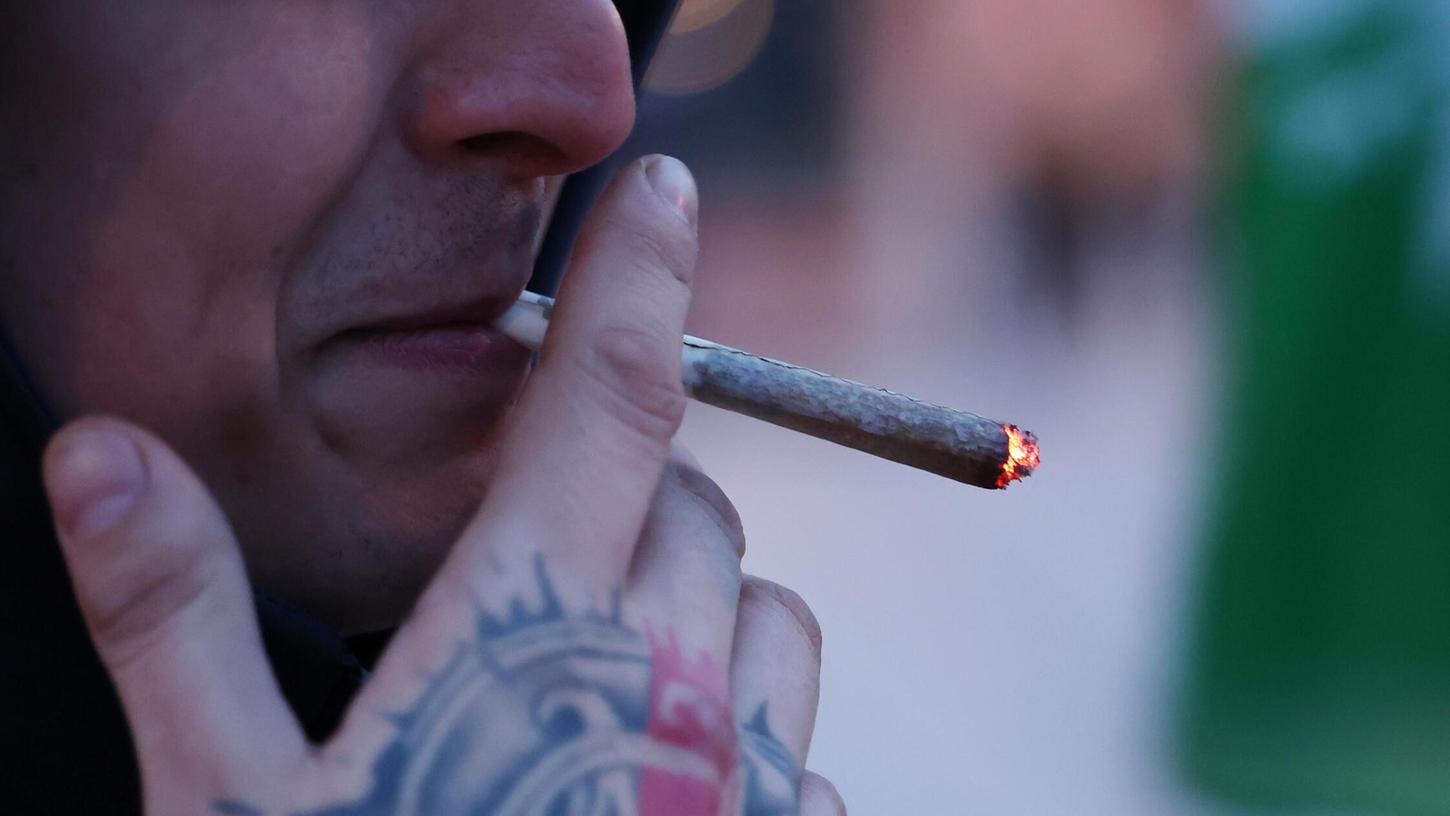 Ein Mann raucht einen Cannabis-Joint.