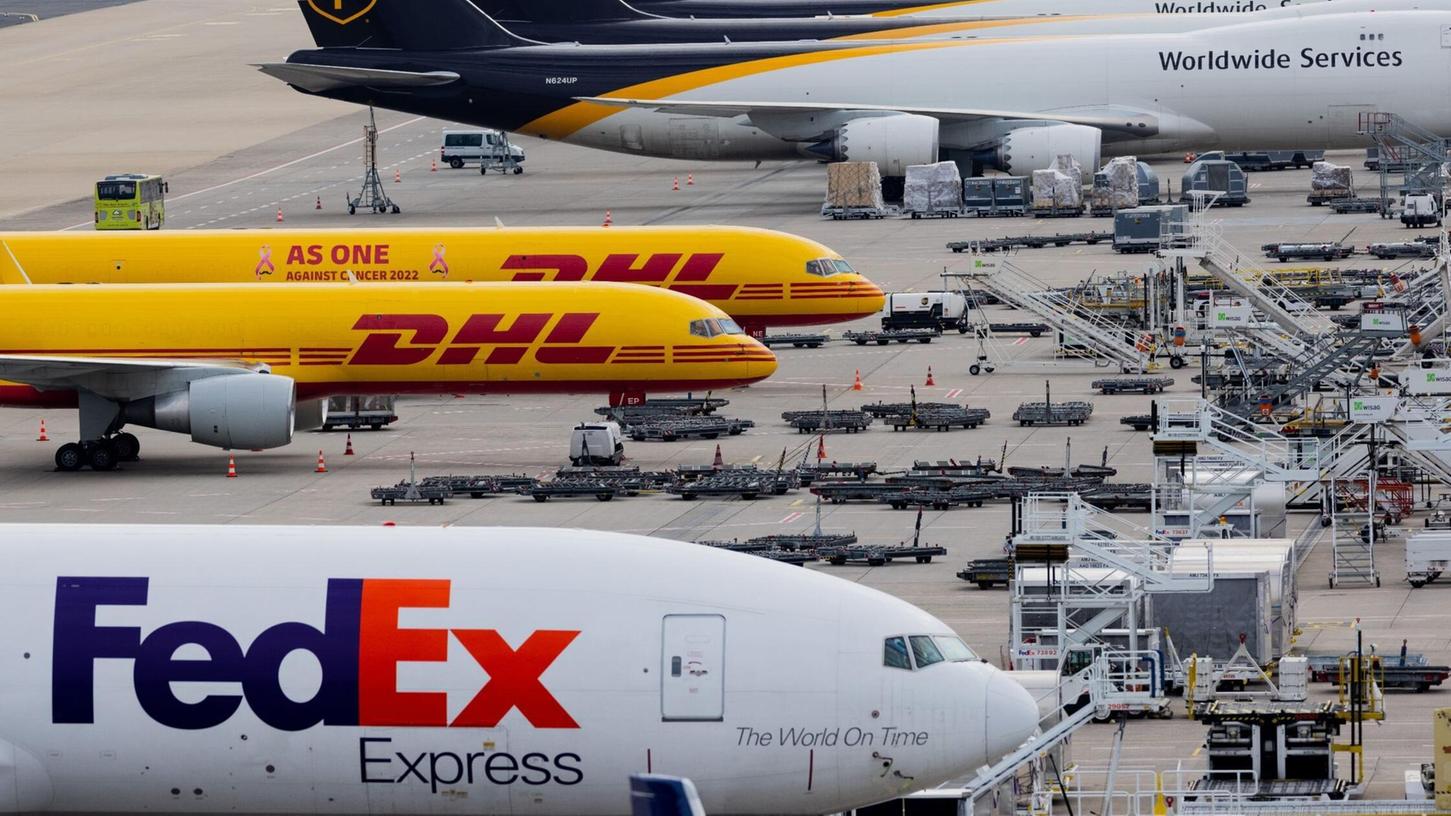 Frachtflugzeuge auf einem Flughafen. Eine FedEx-Boeing musste in Istanbul auf dem Rumpflanden. (Symbolbild)