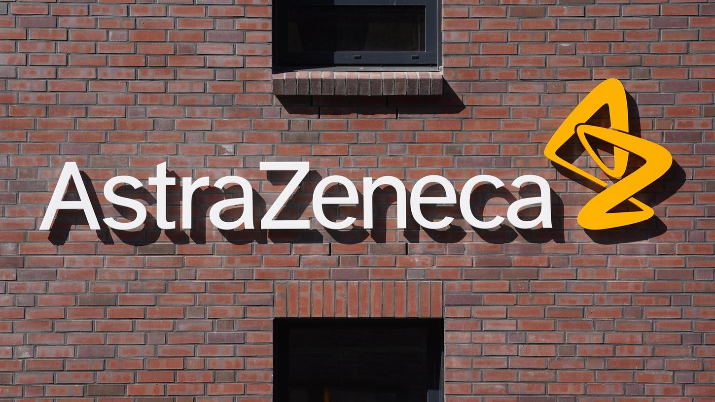 Blick auf das Firmenlogo des Pharmaunternehmens Astrazeneca an der neuen Firmenzentrale. Der britisch-schwedische Pharmakonzern Astrazeneca hat seine neue Deutschlandzentrale in Hamburg-Bahrenfeld bezogen.