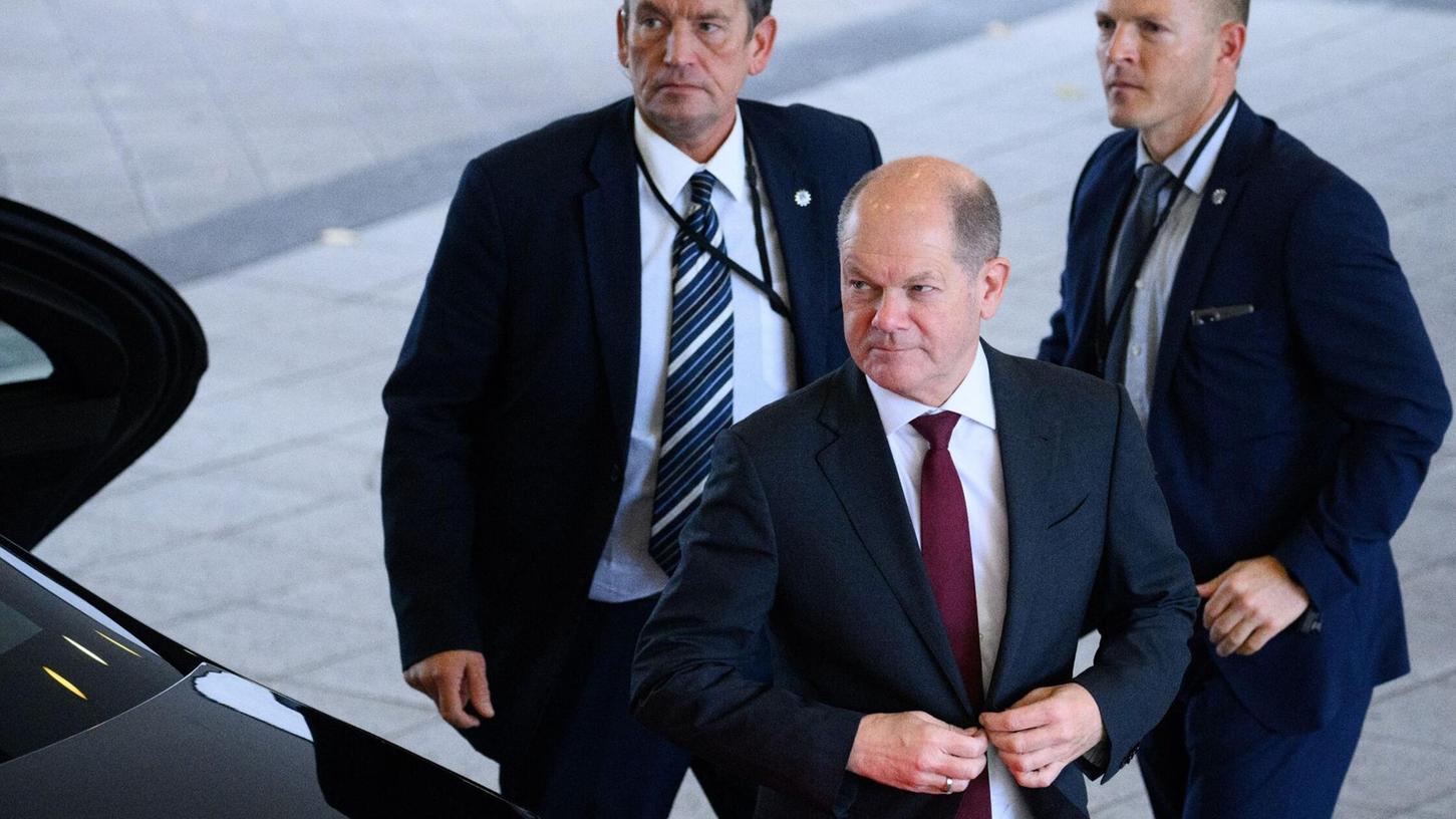Bundeskanzler Olaf Scholz (SPD, M) wird rund um die Uhr von mehreren Personenschützern bewacht (Archivbild).