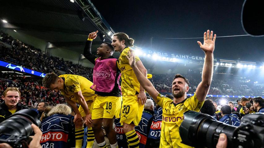 Dortmunder Mannschaft feiert mit den Fans, Paris Saint-Germain vs. Borussia Dortmund, .
