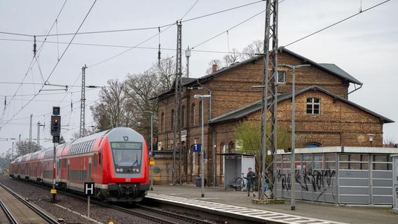 Eltern-Horror in Bayern: Tür öffnete sich nicht - Zug fährt mit schlafenden Kindern ab