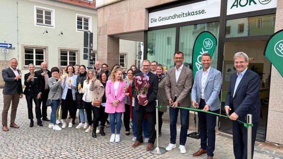 Weg von der Grabenstraße und rein in die Stadt: AOK eröffnet Geschäftsstelle am Marktplatz Hersbruck