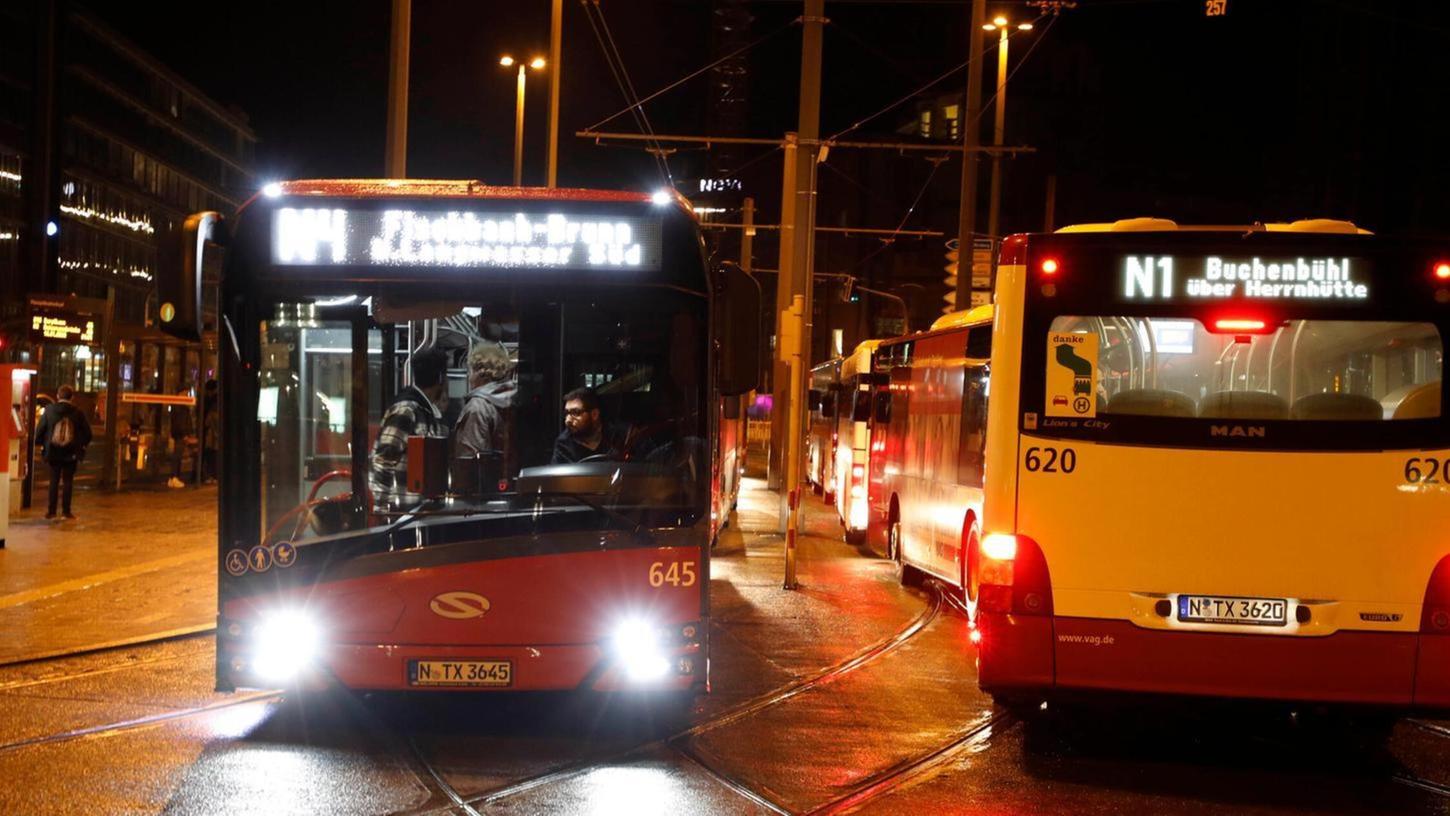 Die NightLiner-Busse der VAG Nürnberg bringen die Menschen zu später Stunde vom Herzen Nürnbergs in die verschiedenen Stadtteile und Orte der Region.