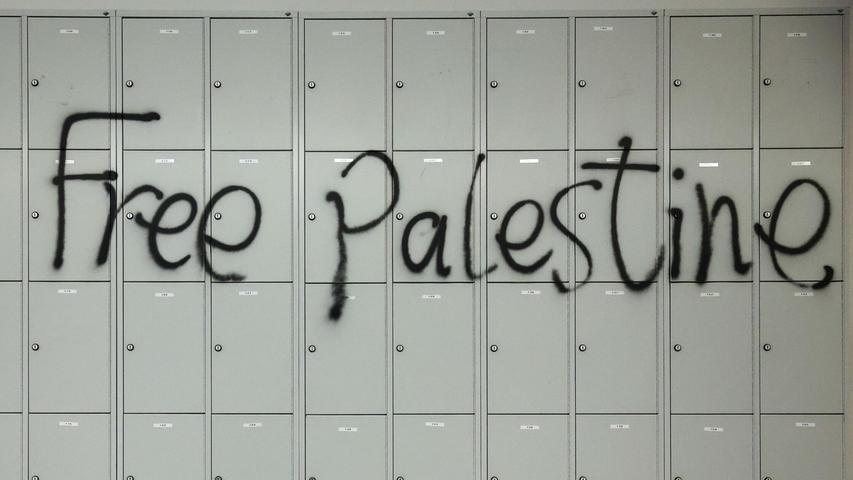 Der Schriftzug "Free Palestine" wurde während der Besetzung des Audimax der Universität Leipzig an eine Wand gesprüht (Symbolbild).