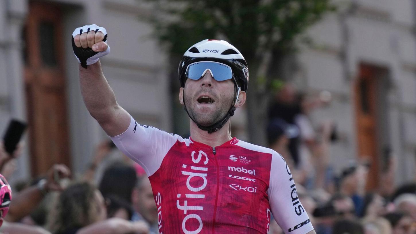 Benjamin Thomas jubelt über seinen Sieg bei der fünften Giro-Etappe.
