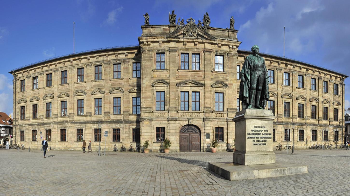 Die Friedrich-Alexander-Universität Erlangen-Nürnberge (FAU) am Schloßplatz in Erlangen. Die Friedrich-Alexander-Universität Erlangen-Nürnberge (FAU) am Schloßplatz in Erlangen.