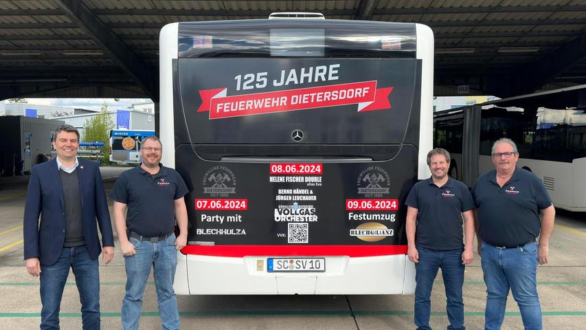 Schwarz-rot wie die Feuerwehr: Darum fährt derzeit ein besonderer Bus durch Schwabach