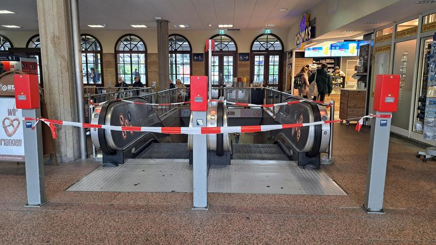 Kaputte Rolltreppe am Erlanger Bahnhof: Aus diesem skurrilen Grund konnte sie nicht repariert werden