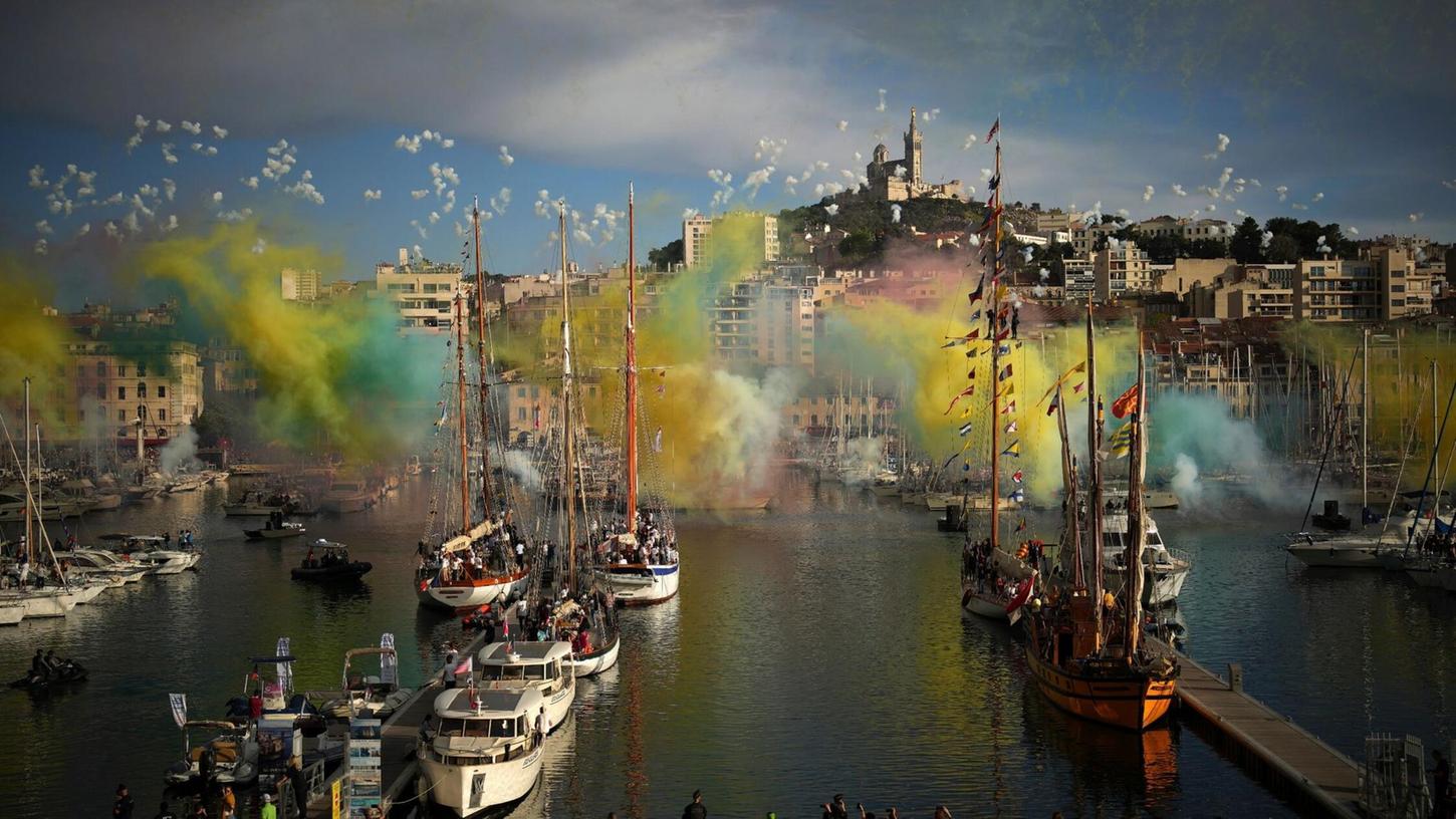 Ein Feuerwerk wurde gezündet, als die olympische Flamme per Schiff in Marseille einlief.