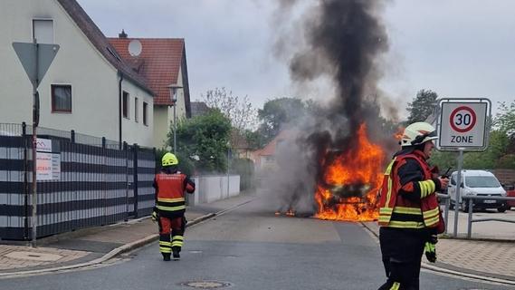 Kleintransporter brennt in Röthenbach gegenüber der Tankstelle aus