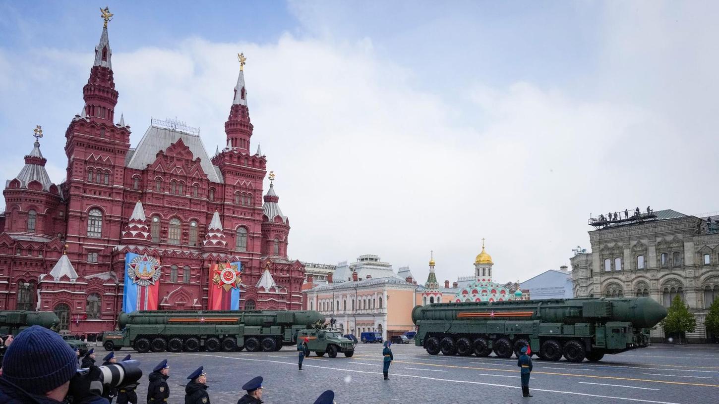 Russische ballistische RS-24 Yars-Raketen sind während der Militärparade auf dem Roten Platz zu sehen.