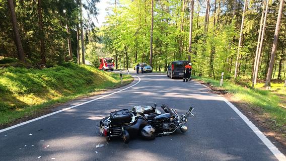 Hubschrauber im Einsatz: Motorradfahrer prallt in Oberpfalz in den Gegenverkehr