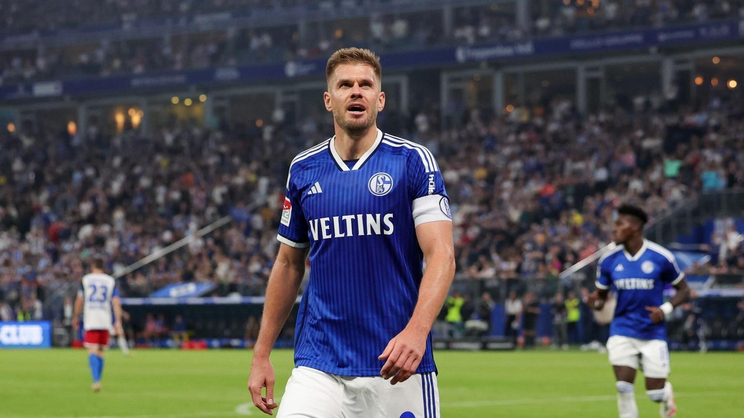 Schalke-Stürmer Simon Terodde beendet nach dieser Saison seine Karriere.