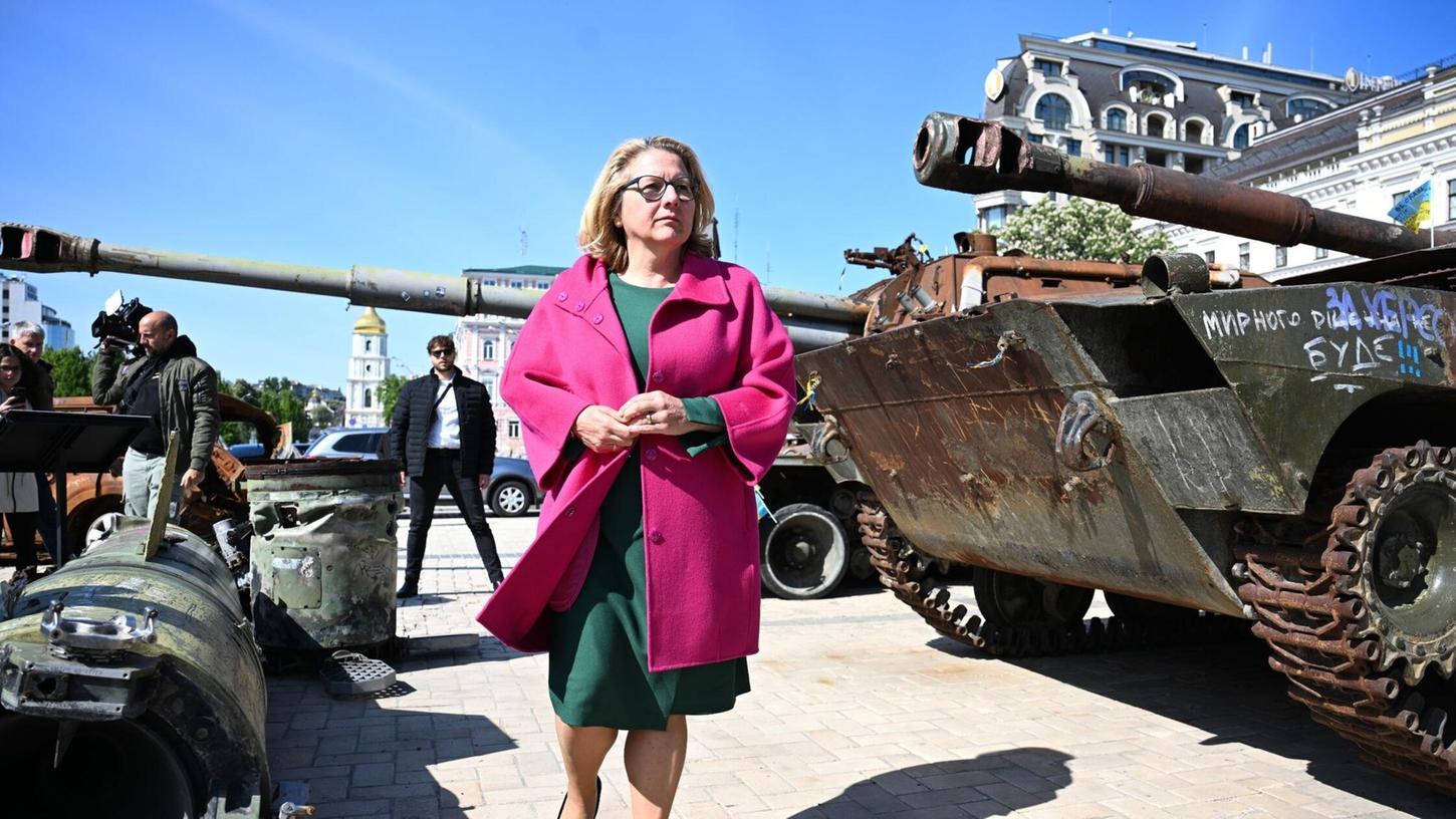 Entwicklungsministerin Svenja Schulze besichtigt während eines Besuchs in der Ukraine Wracks russischer Panzer.