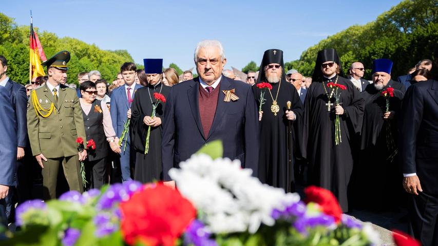 Der russische Botschafter, Sergei Jurjewitsch Netschajew (M), steht am Sowjetischen Ehrenmal im Treptower Park vor Gedenkkränzen.