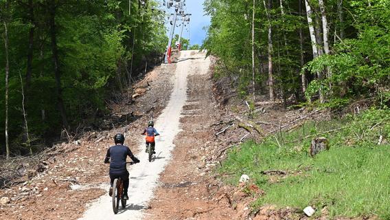 Mountainbiker stürmen Schlepplift im Treuchtlinger Heumöderntal: Umstrittenes Projekt ist eröffnet