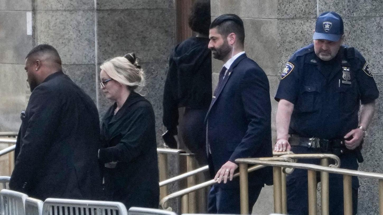 Stormy Daniels verlässt das Gerichtsgebäude in New York.