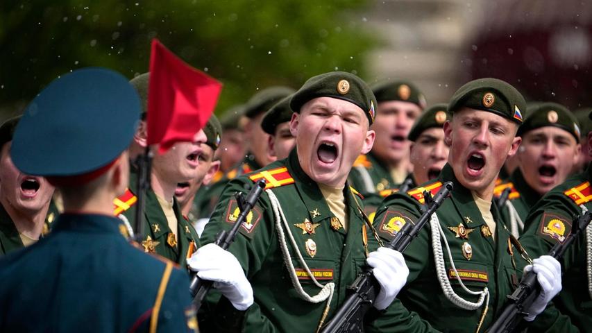 Russische Soldaten marschieren während der Militärparade zum Tag des Sieges in Moskau.