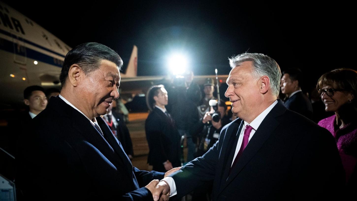 Der ungarische Ministerpräsident Viktor Orban (r) begrüßt den chinesischen Präsidenten Xi Jinping auf dem Flughafen Budapest Liszt Ferenc.