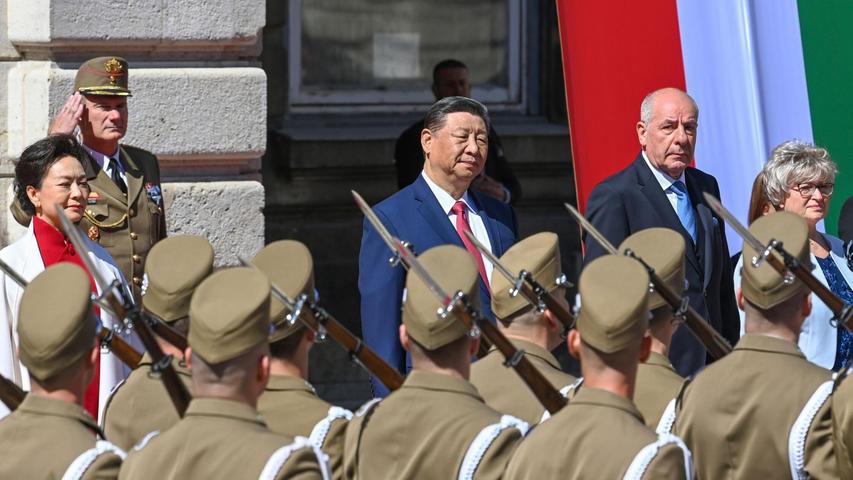 Der ungarische Präsident Tamas Sulyok (2.v.r) empfängt den chinesischen Präsidenten Xi Jinping (M) mit militärischen Ehren im Löwenhof des Budapester Burgpalast.