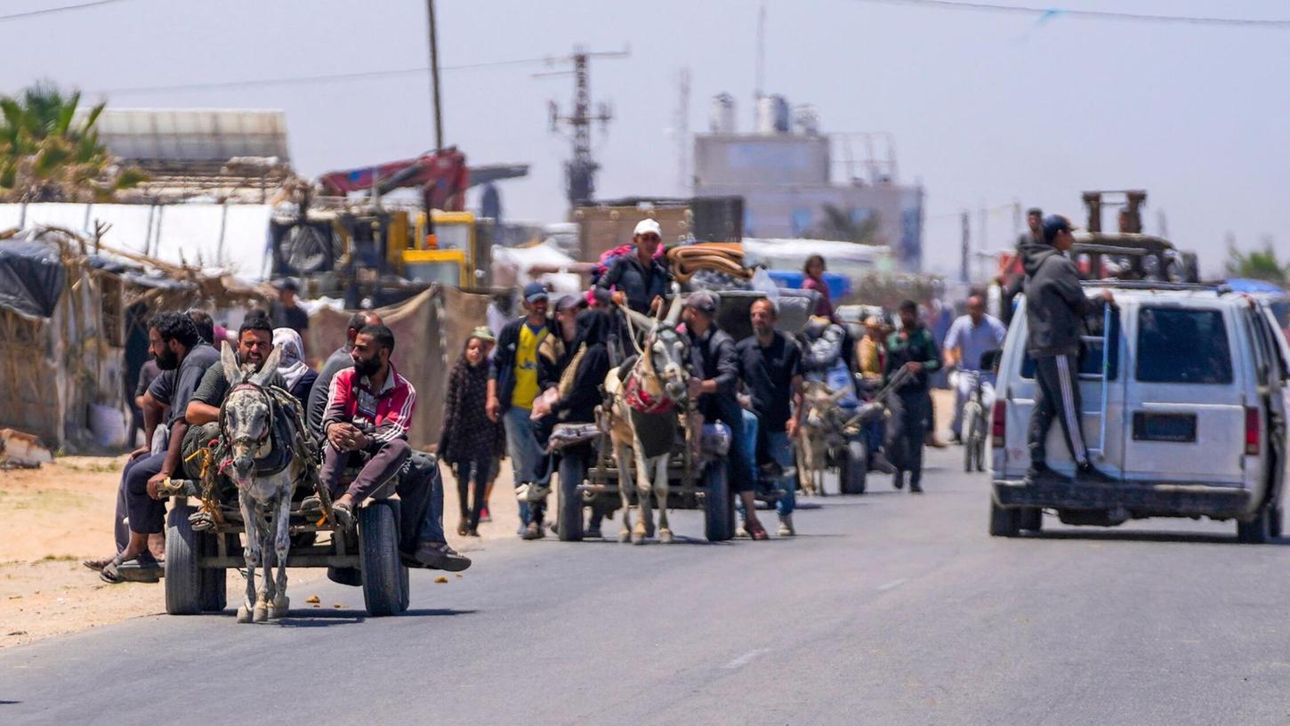 Vertriebene Palästinenser kommen im Zentrum des Gazastreifens an, nachdem sie aus Rafah geflohen sind.