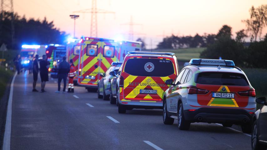 VW-Bus schleudert nach Kollision mit Auto in Feld: Mehrere Verletzte in Mittelfranken