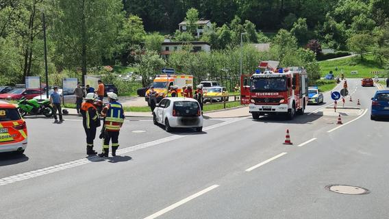 Motorrad kracht in Pkw: Drei Verletzte bei Unfall in Egloffstein